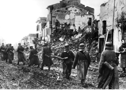 Kolumna niemieckich grenadierów na ulicy zniszczonego miasta na foncie pod Nettuno - Anzio (2-2222)