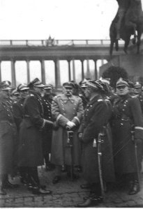 Józef Piłsudski z oficerami na placu Saskim w Warszawie (22-522) photo