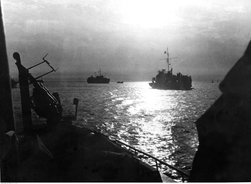 Konwój okrętów na morzu (2-2533) photo