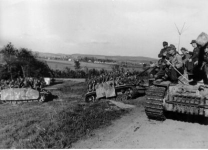 Kolumna niemieckich dział szturmowych StuG III Ausf G w rejonie przedgórza Karpat (2-808)