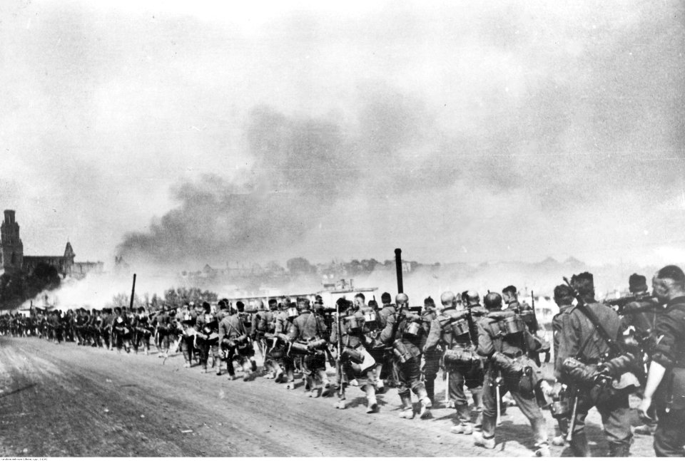 Kolumna piechoty niemieckiej w marszu na froncie wschodnim. (2-1092)