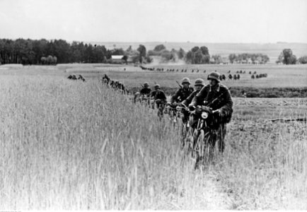 Kolumna rowerzystów w marszu wśród zbóż na froncie wschodnim (2-1090)