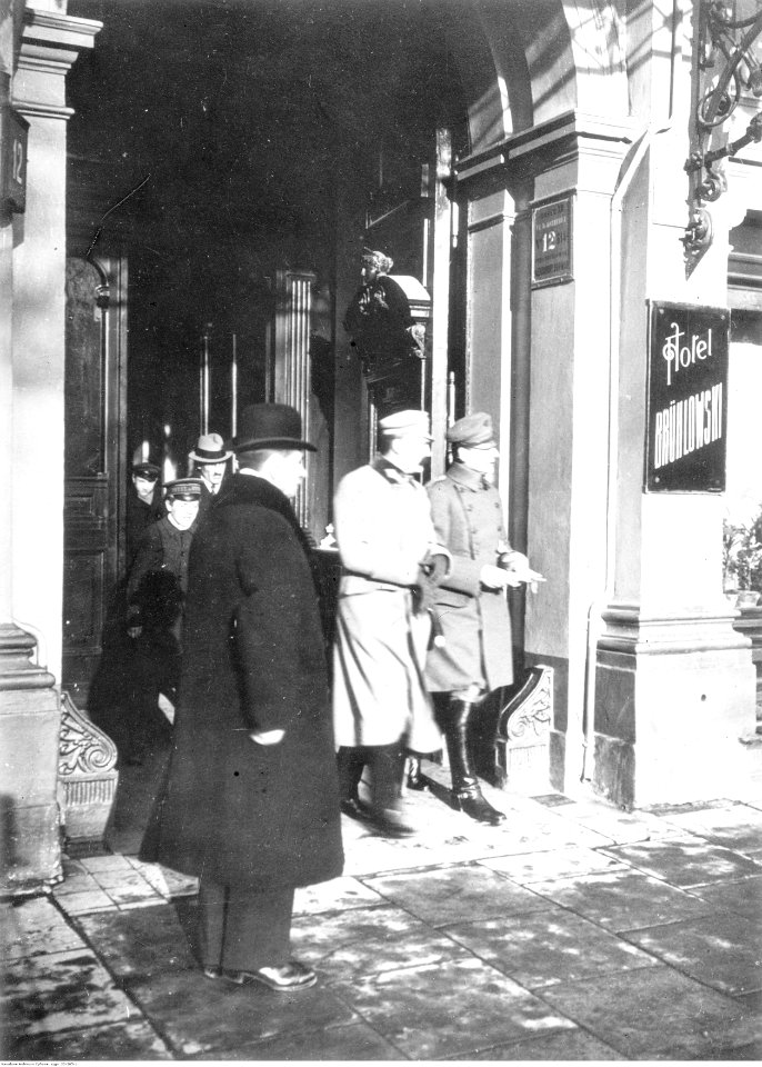 Józef Piłsudski i por. Bolesław Wieniawa-Długoszowski w bramie hotelu Brühlowskiego (22-205-1)