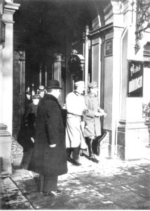 Józef Piłsudski i por. Bolesław Wieniawa-Długoszowski w bramie hotelu Brühlowskiego (22-205-1)