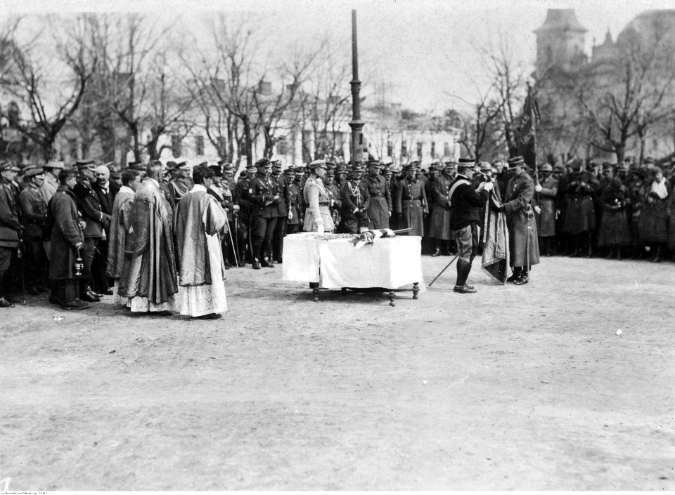 Józef Piłsudski podczas poświęcenia sztandaru (22-480)