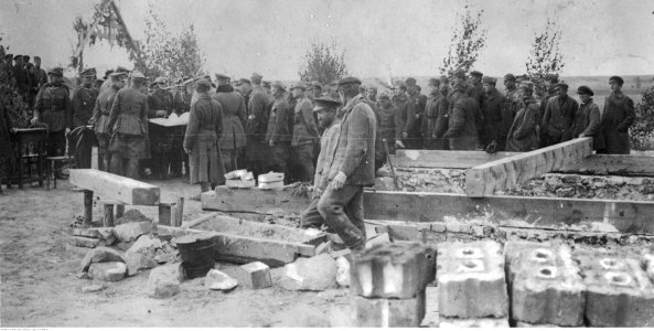 Józef Piłsudski podczs rozpoczęcia nieokreślonej budowy (22-440-2)