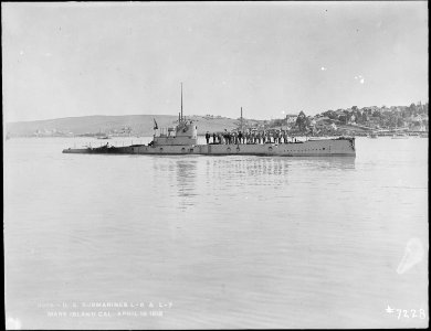 L6 (S545). Starboard broadside, crew on deck, 04-15-1918 - NARA - 512960