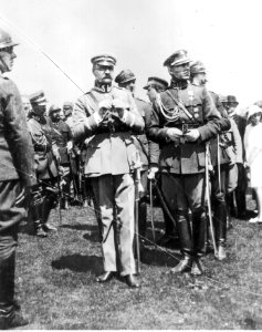 Józef Piłsudski wśród oficerów i żołnierzy (22-520) photo