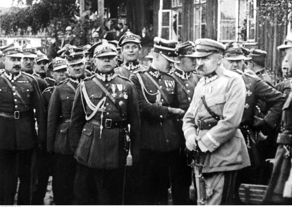 Józef Piłsudski z oficerami (22-524)