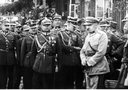 Józef Piłsudski z oficerami (22-524) photo