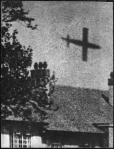La Vie a Londres pendant la guerre. Vue d'un V-1 dans son vol. Life in London during the war. View of a V-1 in flight. - NARA - 541919