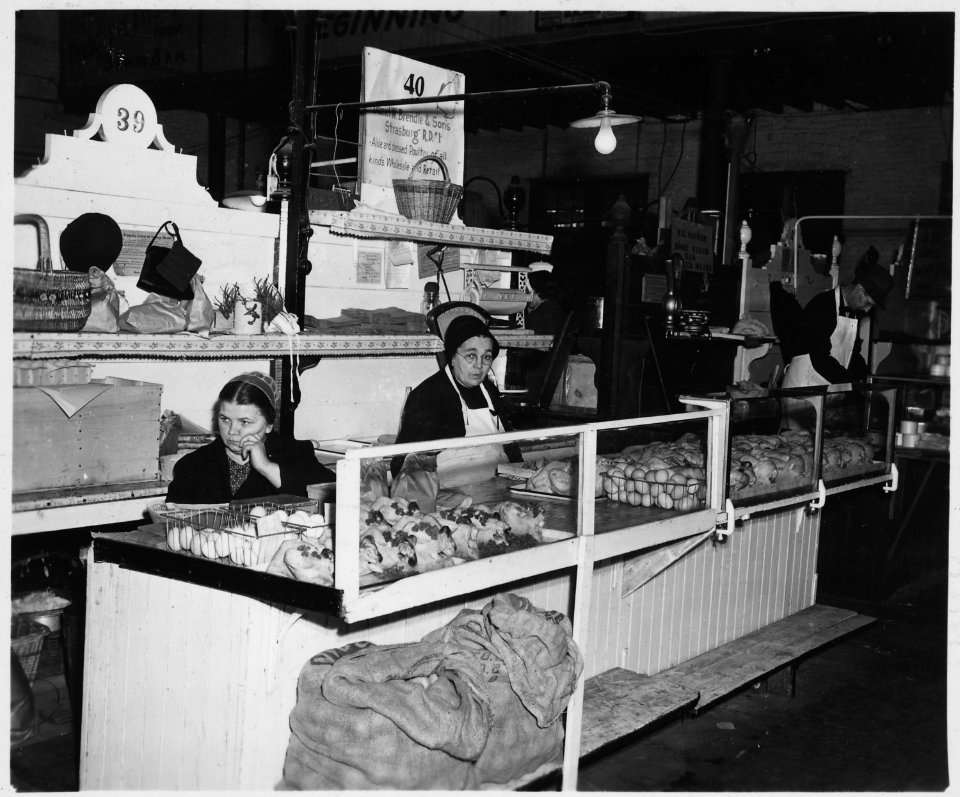 Lancaster County, Pennsylvania. The southern market in the City of Lancaster. Many of the stalls s . . . - NARA - 521141