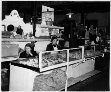 Lancaster County, Pennsylvania. The southern market in the City of Lancaster. Many of the stalls s . . . - NARA - 521141