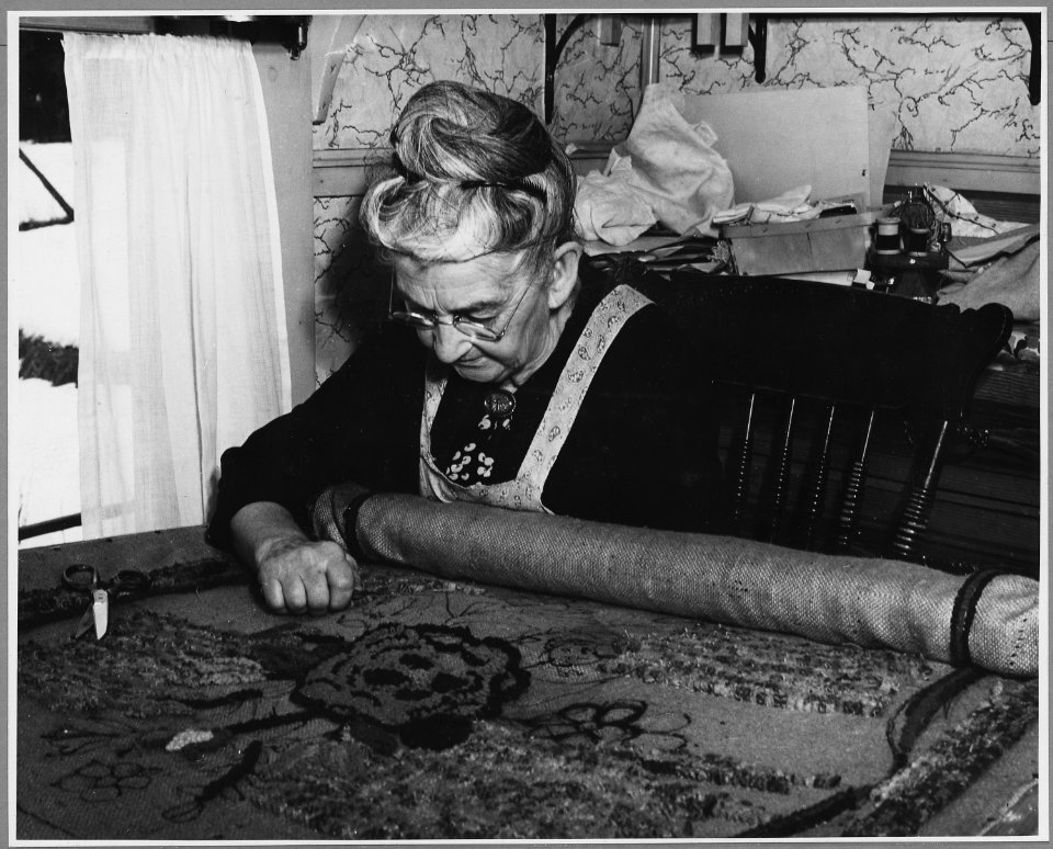 Landaff, Grafton County, New Hampshire. A century ago, every woman knew how to spin, weave, make clo . . . - NARA - 521512