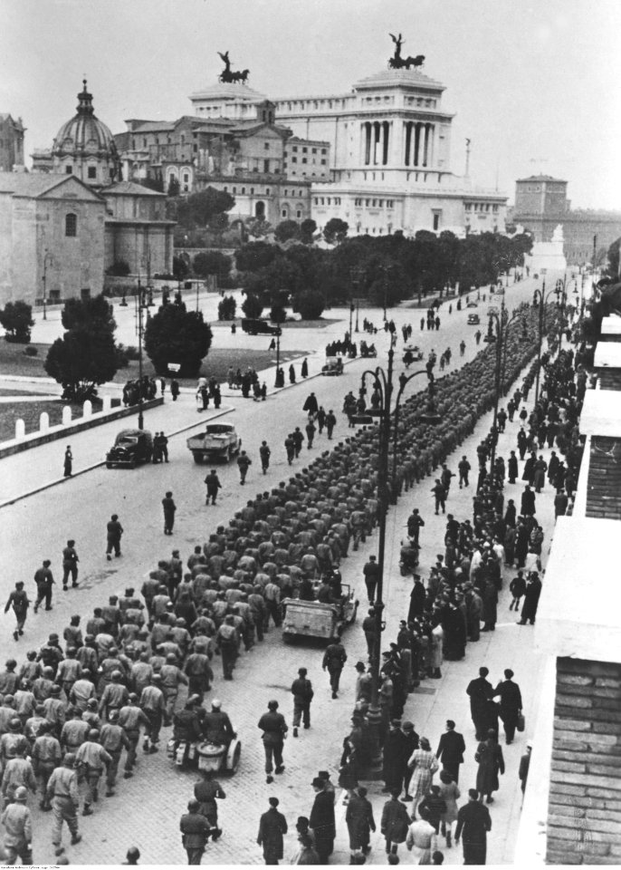 Kolumna amerykańskich i angielskich żołnierzy wziętych do niewoli pod Nettuno (2-2504)