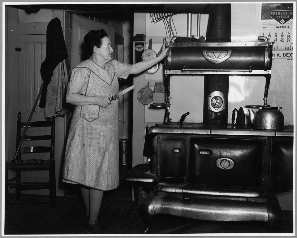 Landaff, Grafton County, New Hampshire. Mrs. Chandler in her kitchen, leaving her work for a moment . . . - NARA - 521538