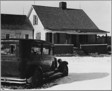 Landaff, Grafton County, New Hampshire. Twenty years ago, this was a good small farm. Today it is ow . . . - NARA - 521518