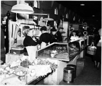 Lancaster County, Pennsylvania. The southern market in the City of Lancaster. Many of the stalls s . . . - NARA - 521142