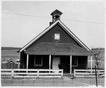 Lancaster County, Pennsylvania.... (Exterior of Old-Order Amish schoolhouse.) - NARA - 521094