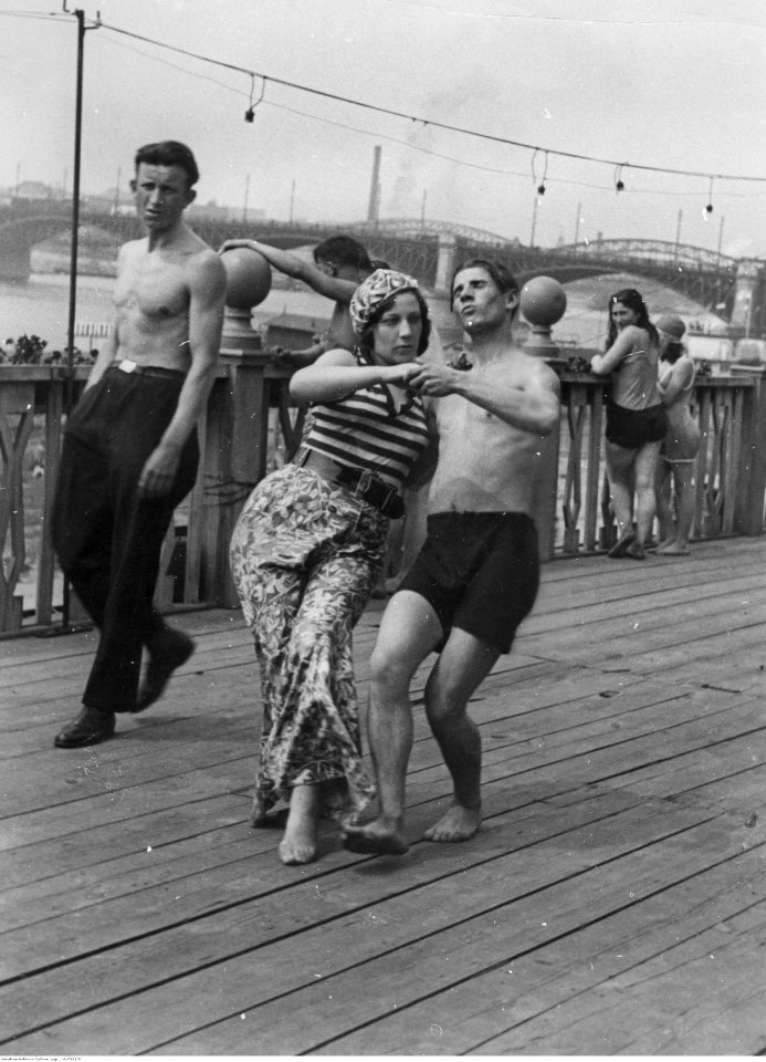 Leon Jarumski - Warszawa. Plaża Poniatówka. (1-U-7421-9)