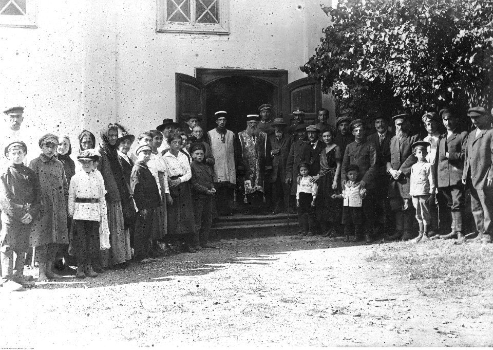 Legioniści wraz z Żydami przed drzwiami synagogi (22-183)
