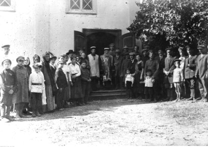 Legioniści wraz z Żydami przed drzwiami synagogi (22-183)