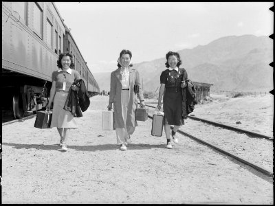 Lone Pine, California. Arriving by train at Lone Pine from Elk Grove, California. Newcomers are tr . . . - NARA - 538500