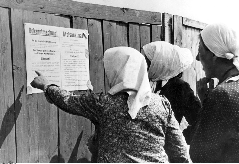 Litewskie kobiety podczas czytania ogłoszeń armii niemieckiej (2-1901)