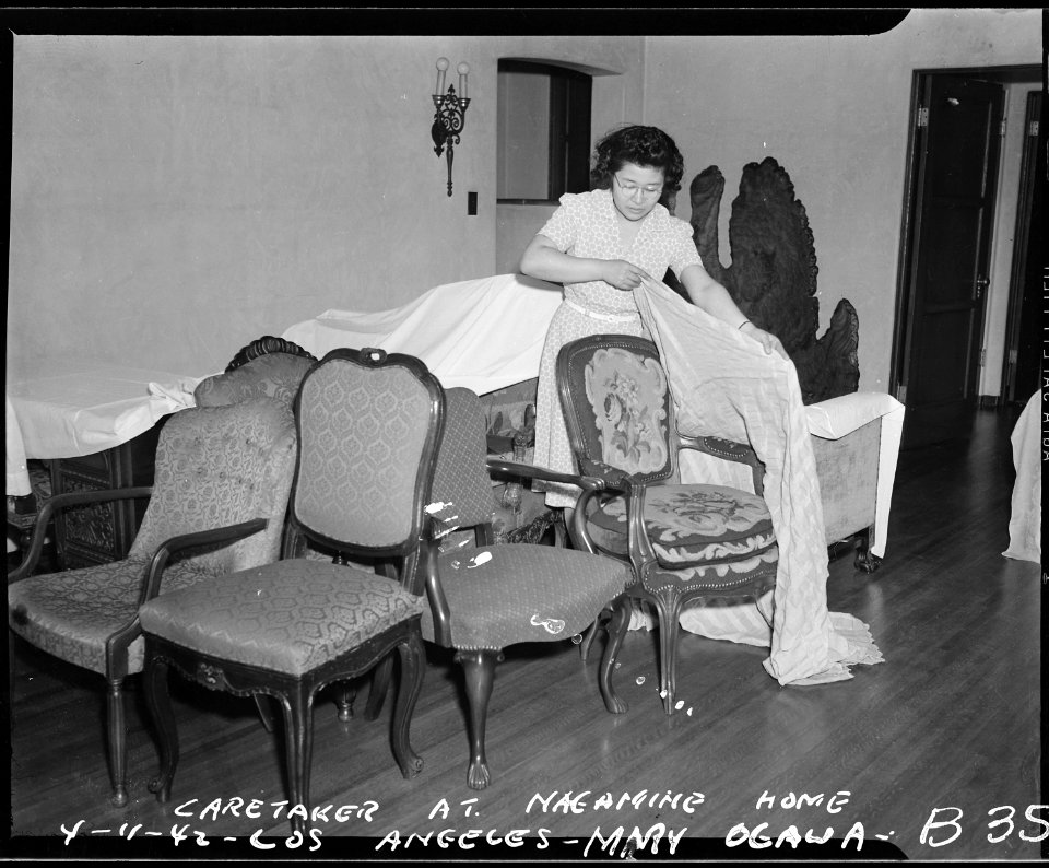 Los Angeles, California. Caretaker, Mary Ogawa, making preparations to close the Nagamine home prio . . . - NARA - 536784