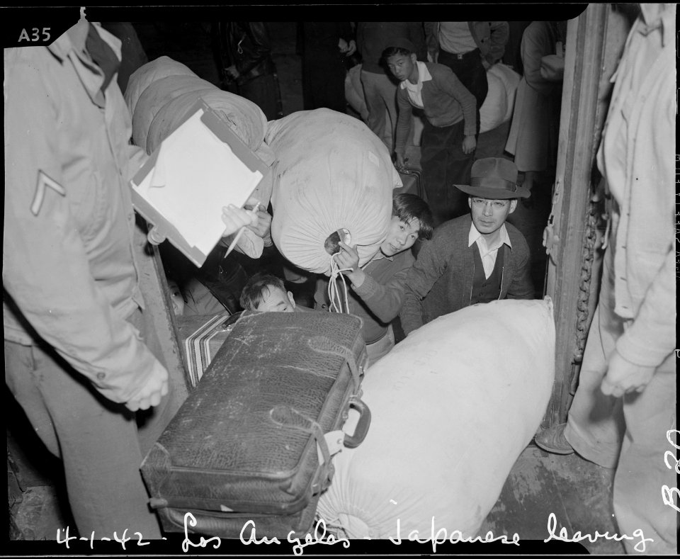 Los Angeles, California. Evacuees of Japanese ancestry are entraining for Manzanar, California, 250 . . . - NARA - 536769