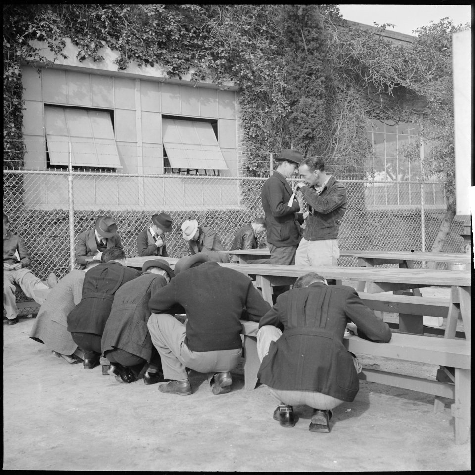 Los Angeles, California. Lockheed Employment. Making out preliminary applications - NARA - 532204