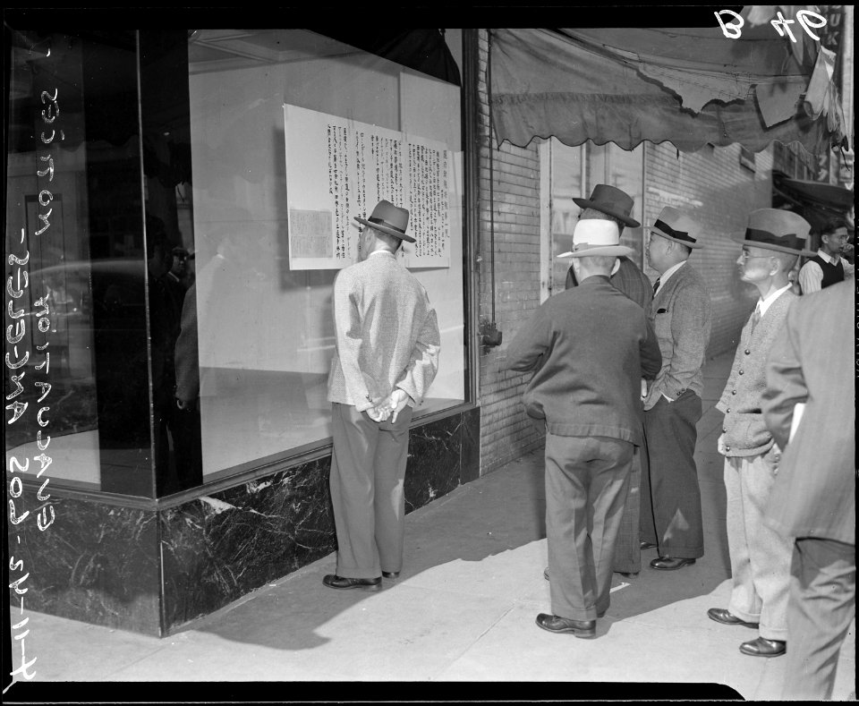Los Angeles, California. Reading bulletins in Japanese language in Little Tokyo when residents o . . . - NARA - 536795