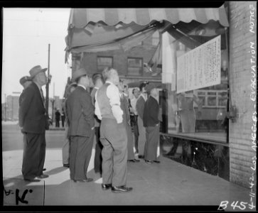 Los Angeles, California. Reading bulletins in Japanese language in Little Tokyo when residents of . . . - NARA - 536794