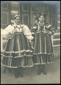 Les paysannes en costumes (Lowicz) Pologne ca 1930 (41381969)