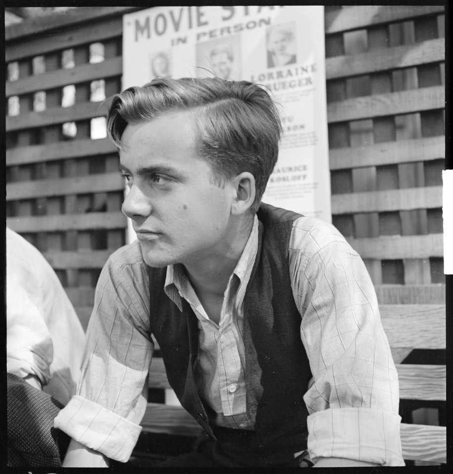 Los Angeles, California. On the Freights. In person-movie stars, and a Cincinnati youth in the freight yards of Los... - NARA - 532085