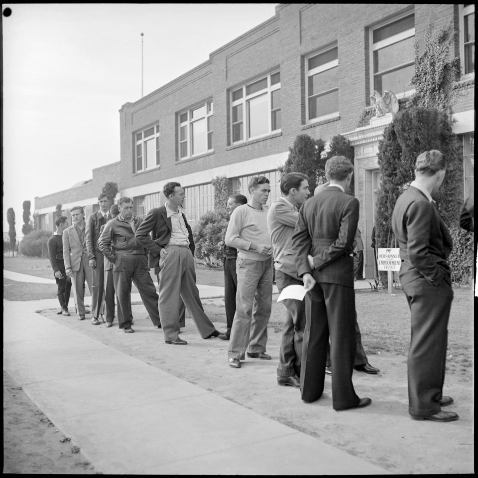 Los Angeles, California. Lockheed Employment. Eight o'clock in the morning, the end of the line of applicants for... - NARA - 532198