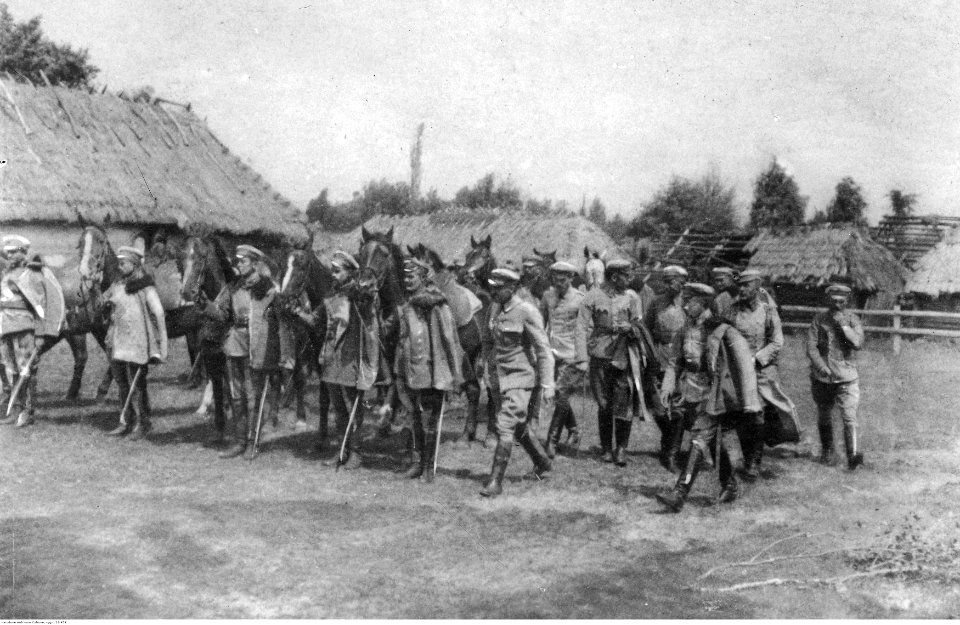 Legiony Polskie. Józef Piłsudski na czele oddziału w nierozpoznanej wsi (22-454)