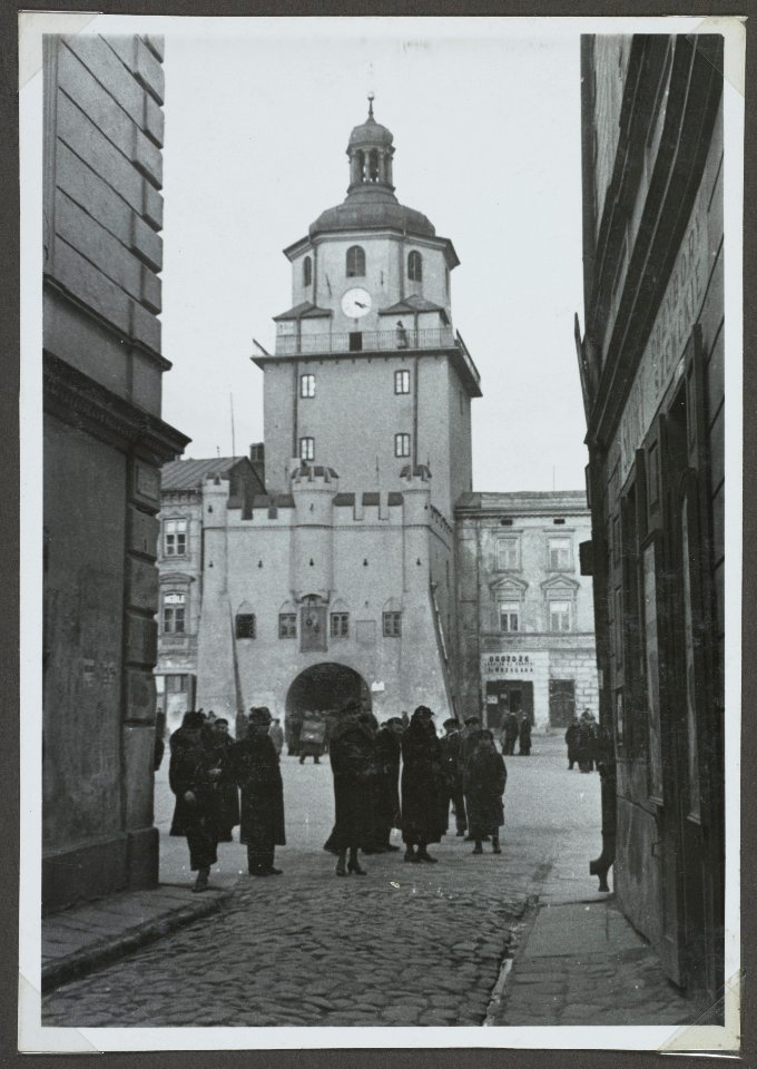 Lublin, Brama Krakowska, widok od strony staromiejskiej uliczki. 30 03 1937 (76581469)