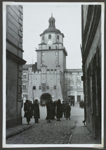 Lublin, Brama Krakowska, widok od strony staromiejskiej uliczki. 30 03 1937 (76581469)