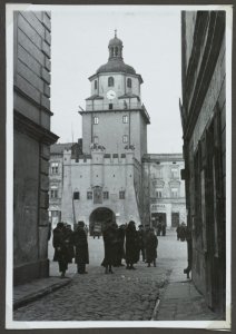 Lublin, Brama Krakowska, widok od strony staromiejskiej uliczki. 30 03 1937 (76581469) photo