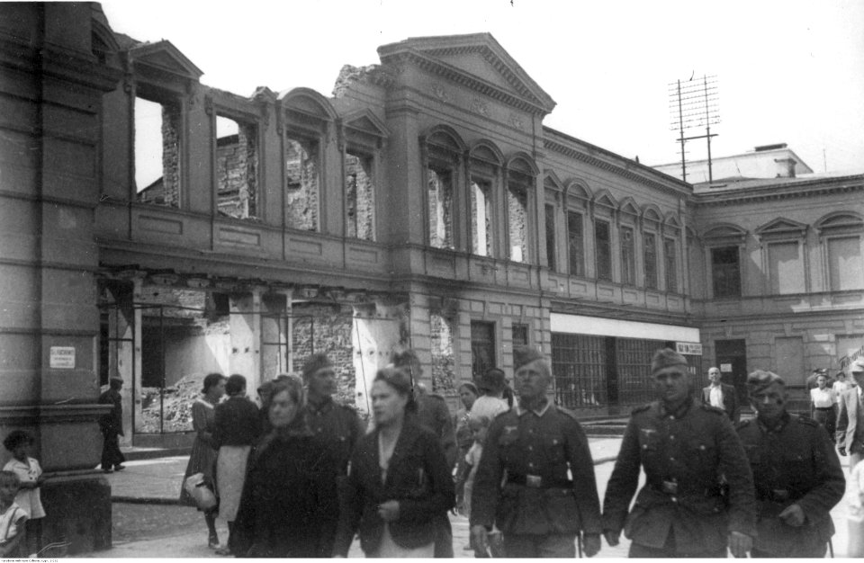 Lublin. Zniszczony budynek magistratu (2-232)