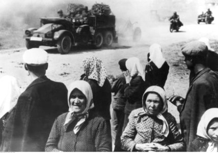 Ludność wiejska podczas oglądania przejazdu niemieckich jednostek wojskowych (2-1903)