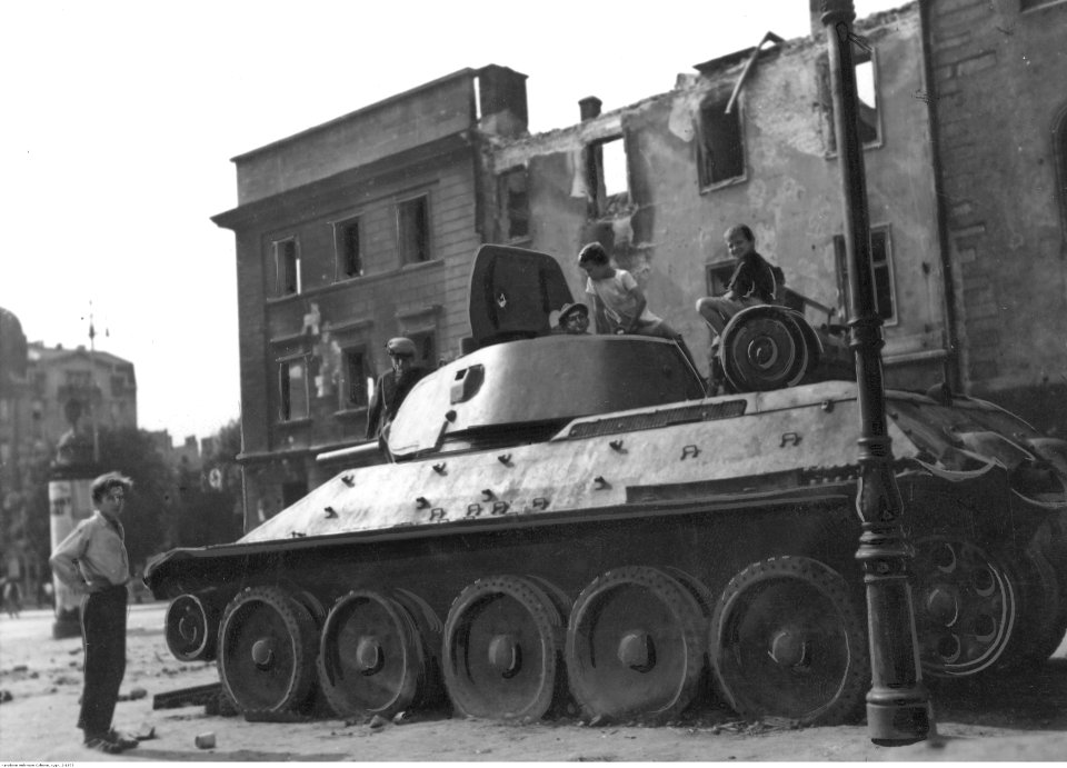 Lwów. Czołg T-34 model 41 na ulicy miasta (2-1875)