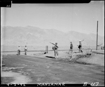 Manzanar Relocation Center, Manzanar, California. Evacuees are shown returning to the center for lu . . . - NARA - 536865