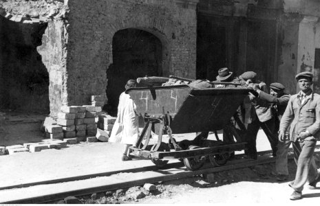 Lublin. Wywożenie gruzu ze Starego Miasta (2-239)