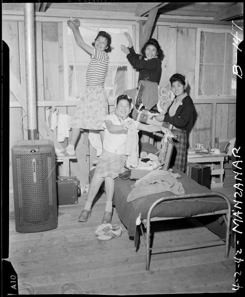 Manzanar Relocation Center, Manzanar, California. Unpacking in their quarters at this War Relocatio . . . - NARA - 536895