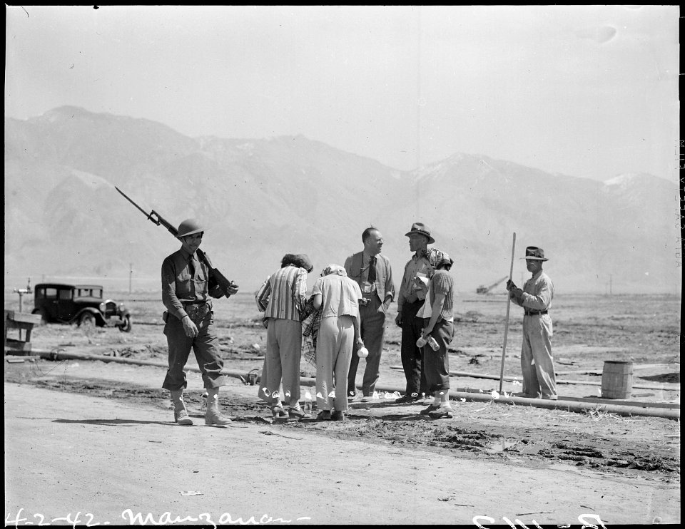 Manzanar Relocation Center, Manzanar, California. Time out to talk over the construction of water p . . . - NARA - 536890