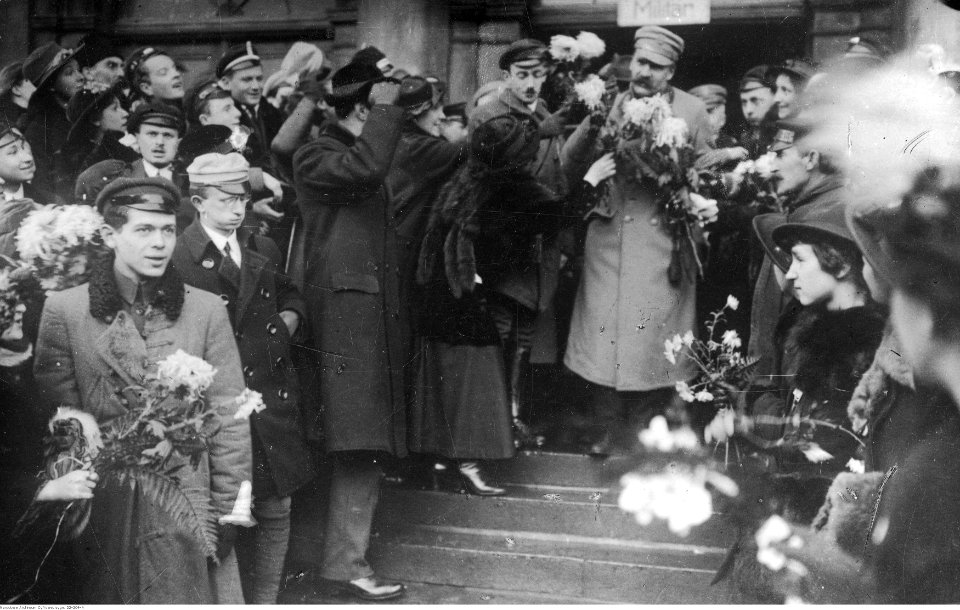 Marian Fuks - Powitanie Józefa Piłsudskiego na Dworcu Wiedeńskim w Warszawie po przybyciu z Krakowa (22-204-4)