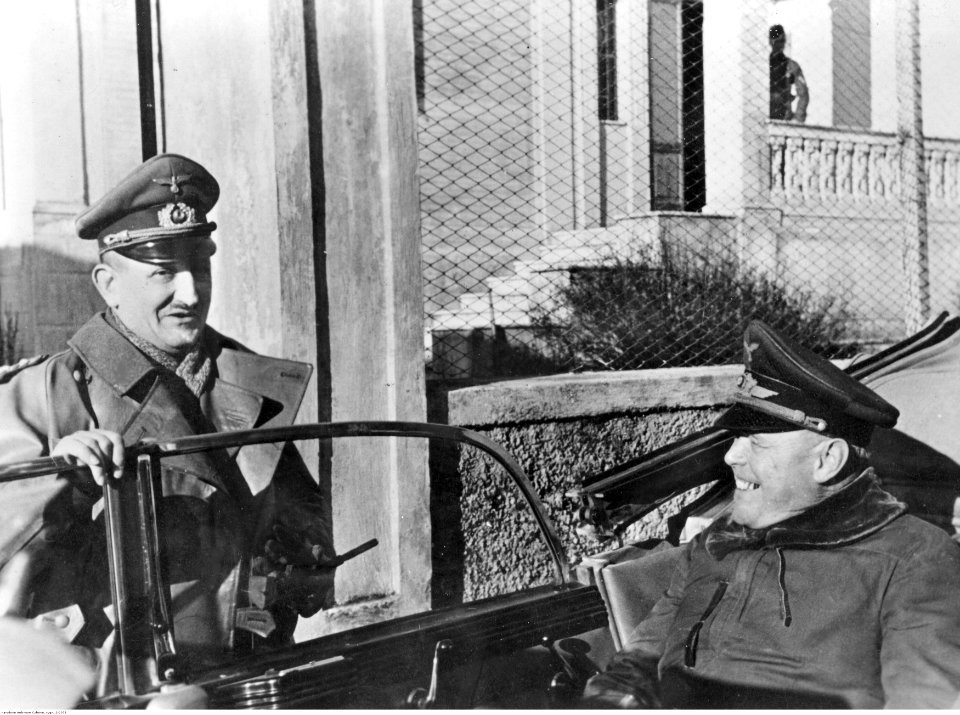 Marszałek Albert Kesselring i gen. Heinrich Gottfrid von Vietinghoff na froncie włoskim (2-2078)