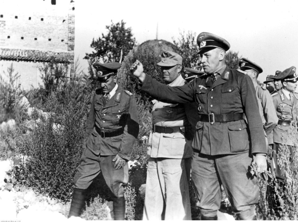 Marszałek Albert Kesselring na inspekcji na Wybrzeżu Liguryjskim (2-2086)